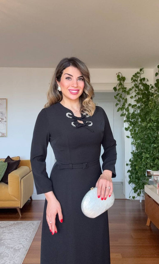 TAŞ DETAYLI YAKA KESİMLİ KEMERLİ UZUN ELBİSE – SİYAH