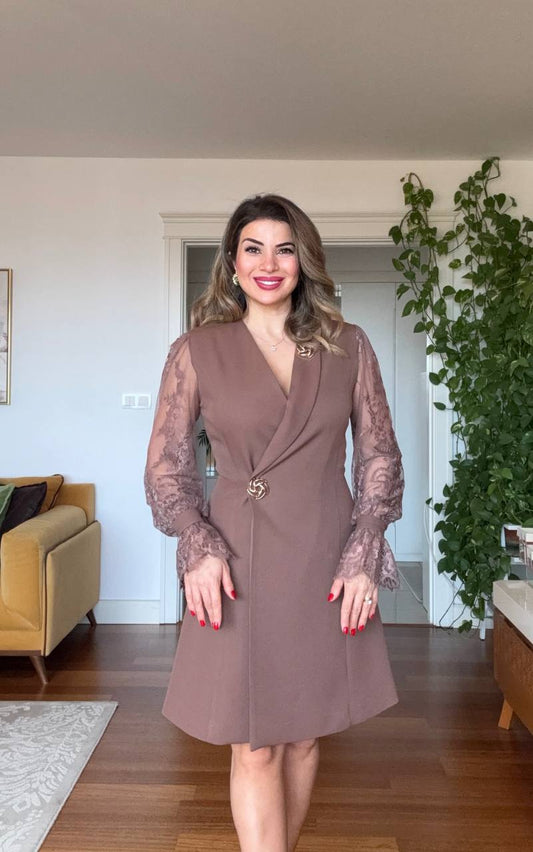 GOLD DÜĞME DETAYLI DANTEL KOL KRUVAZE ELBİSE – KAHVERENGİ