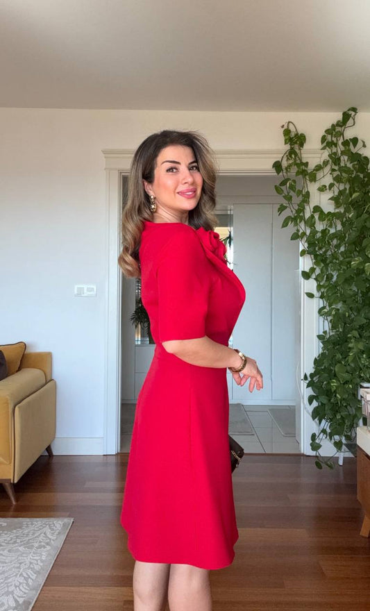 OMUZ ÇİÇEK DETAYLI KLASİK ELBİSE – KIRMIZI