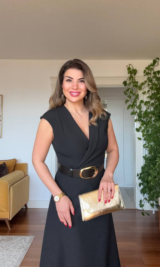 ALTIN TOKA DETAYLI KRUVAZE YAKA MİDİ ELBİSE - SİYAH