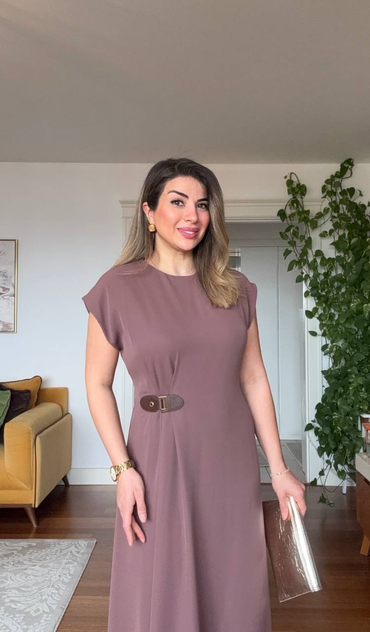 GOLD TOKA DETAYLI BEL AKSESUARLI KISA KOL MİDİ ELBİSE – KAHVE