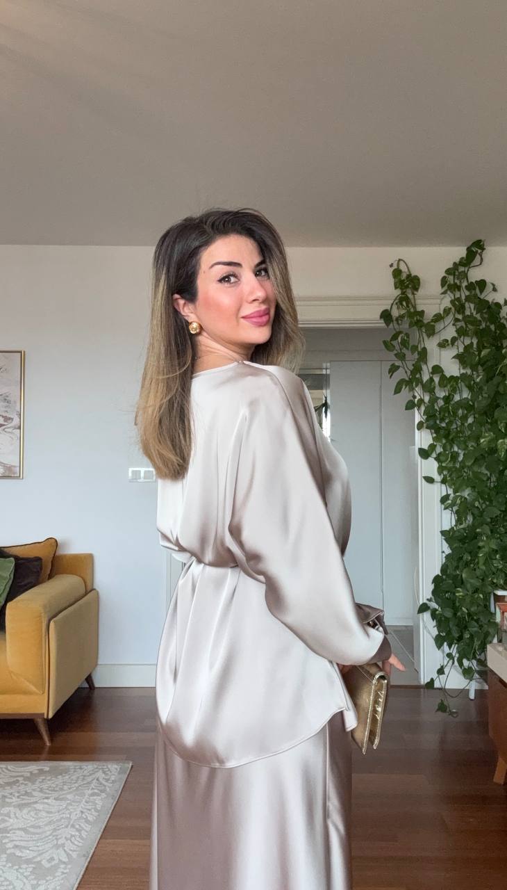 SATEN DOKULU ŞIK BLUZ VE UZUN ETEK TAKIM – ŞAMPANYA