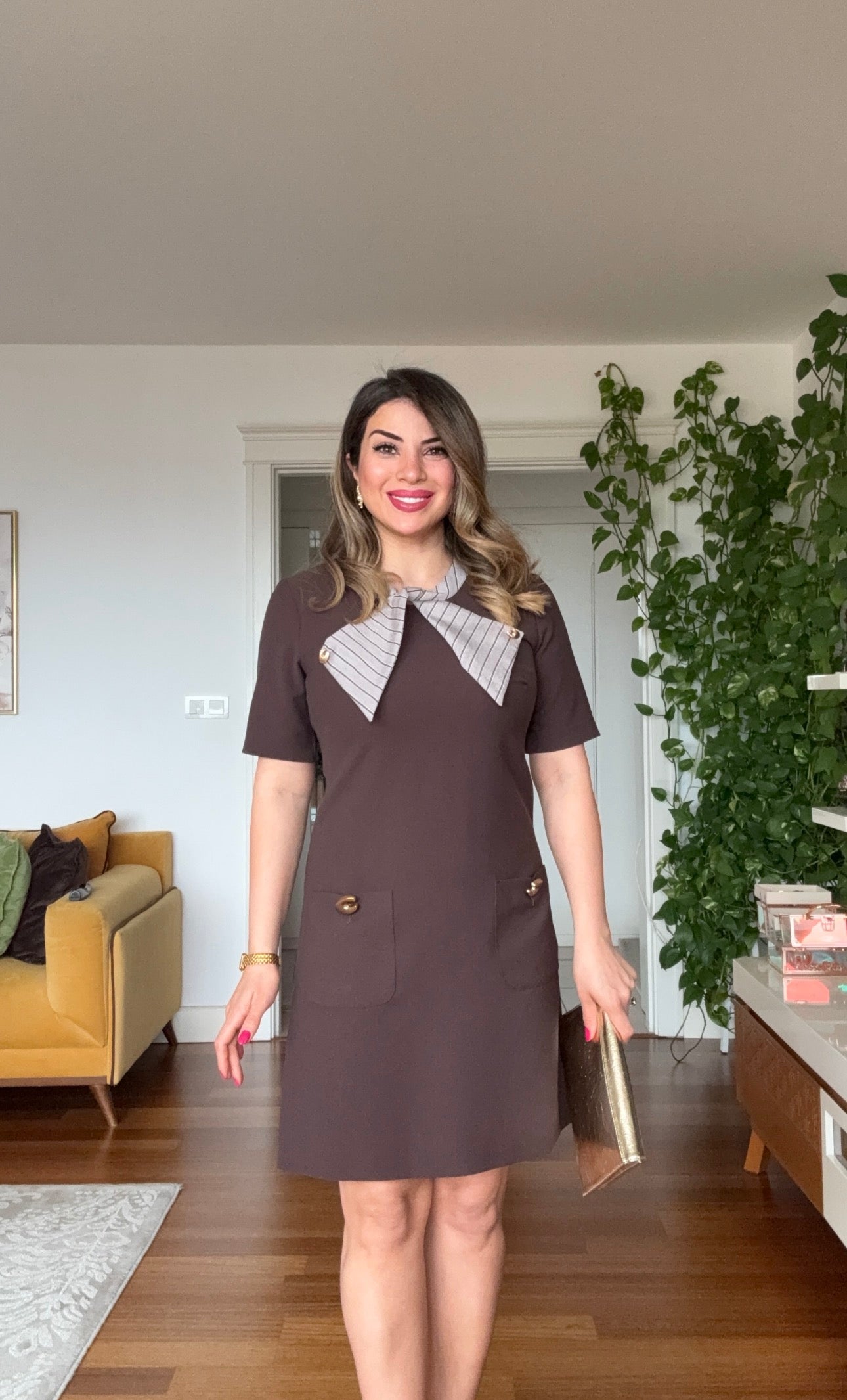 YAKA DETAYLI CEPLİ KISA KOL MİNİ ELBİSE - KAHVERENGİ