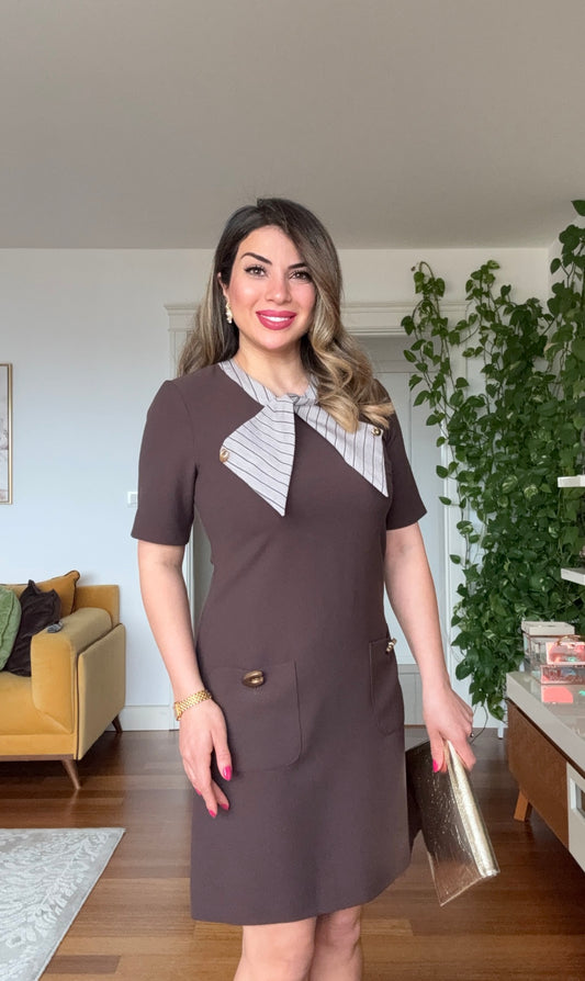 YAKA DETAYLI CEPLİ KISA KOL MİNİ ELBİSE - KAHVERENGİ