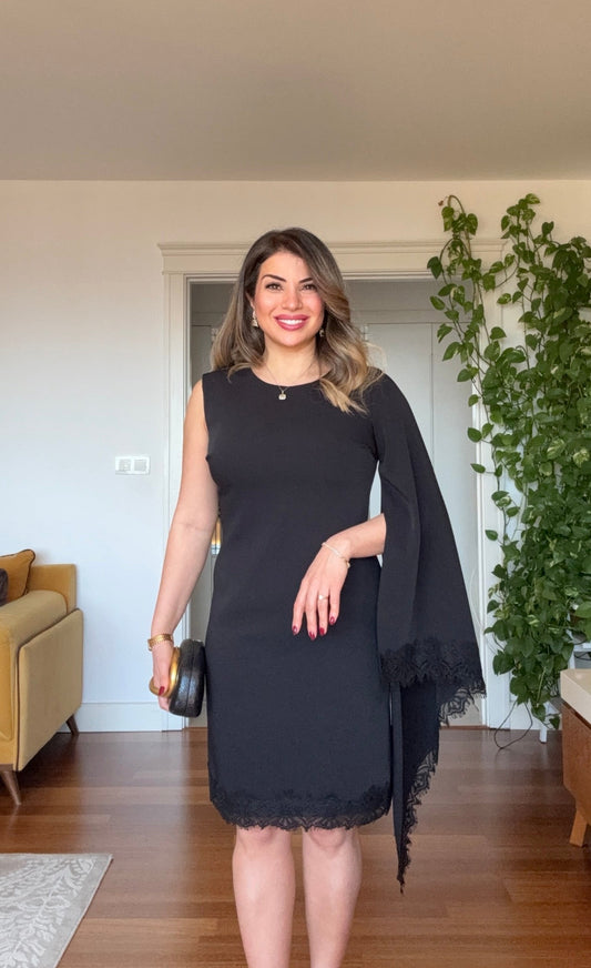 TEK KOL PELERİN DETAYLI DANTEL GARNİLİ ELBİSE - SİYAH