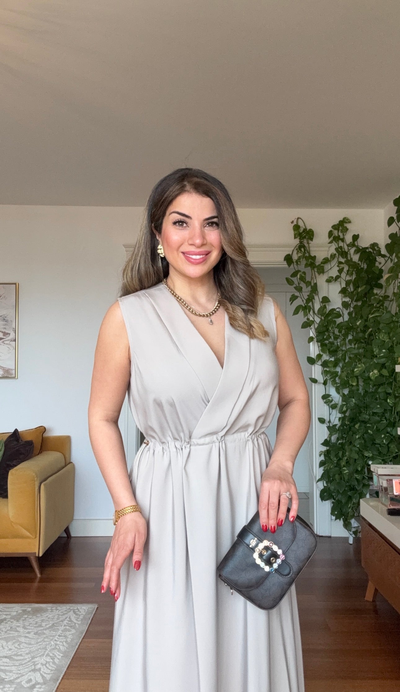 V YAKA KRUVAZE KESİM BELİ LASTİKLİ KOLSUZ MAXİ BOY ELBİSE - TAŞ