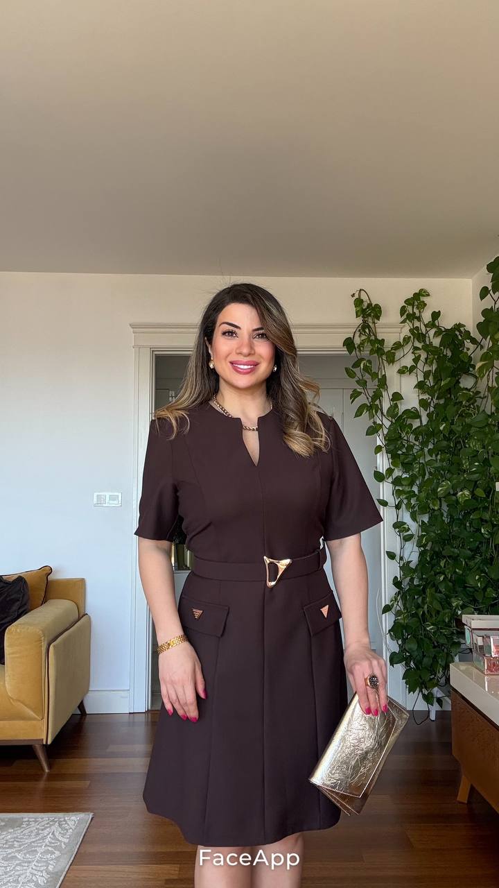 PRADA ÜÇGEN LOGO KESİK YAKA KEMER DETAYLI MIDI ELBİSE - KAHVERENGİ