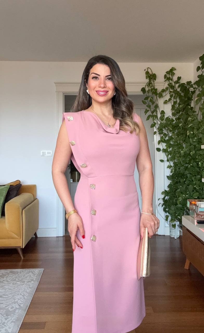 GOLD DÜĞME DETAYLI DRAPELİ MİDİ ELBİSE - PUDRA
