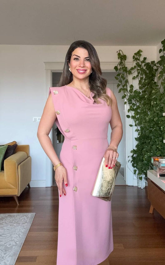GOLD DÜĞME DETAYLI DRAPELİ MİDİ ELBİSE - PUDRA