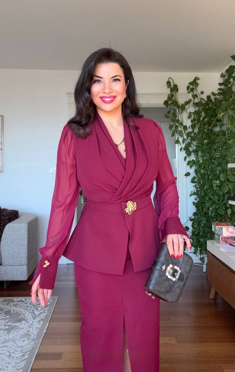 DRAPELİ KRUVAZE YAKA GOLD TOKA DETAYLI PEPLUM MİDİ ELBİSE - BORDO