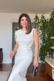ZİNCİR DETAYLI MİDİ ELBİSE - BEYAZ