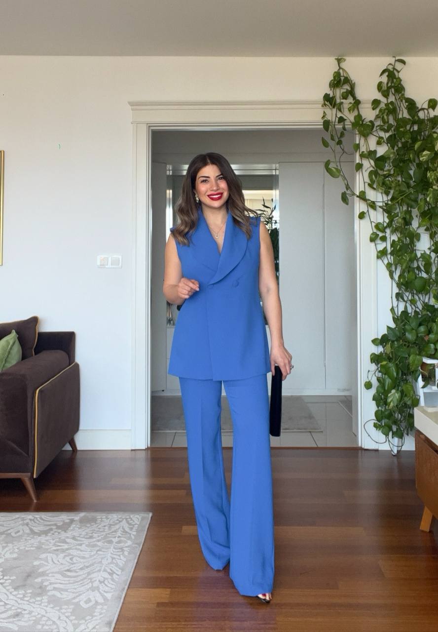 ARKA BAĞCIK DETAYLI YELEK TAKIM – SAKS MAVİ