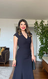 BROŞ DETAYLI V YAKA MİDİ ELBİSE - SİYAH