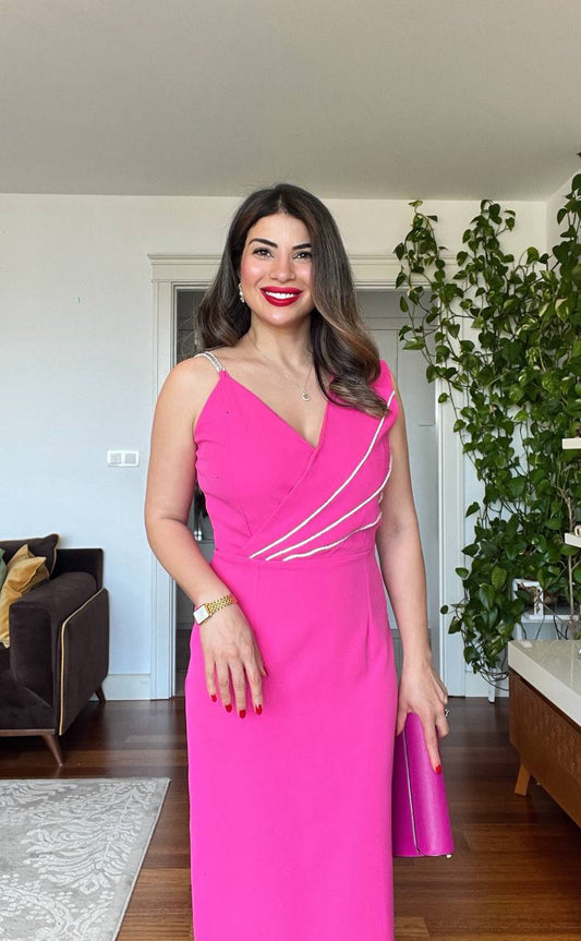 TAŞ ASKILI DRAPELİ MİDİ KALEM ELBİSE – FUŞYA