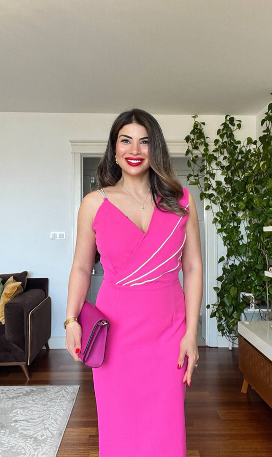 TAŞ ASKILI DRAPELİ MİDİ KALEM ELBİSE – FUŞYA