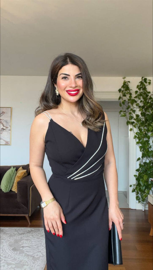 TAŞ ASKILI DRAPELİ MİDİ KALEM ELBİSE – SİYAH