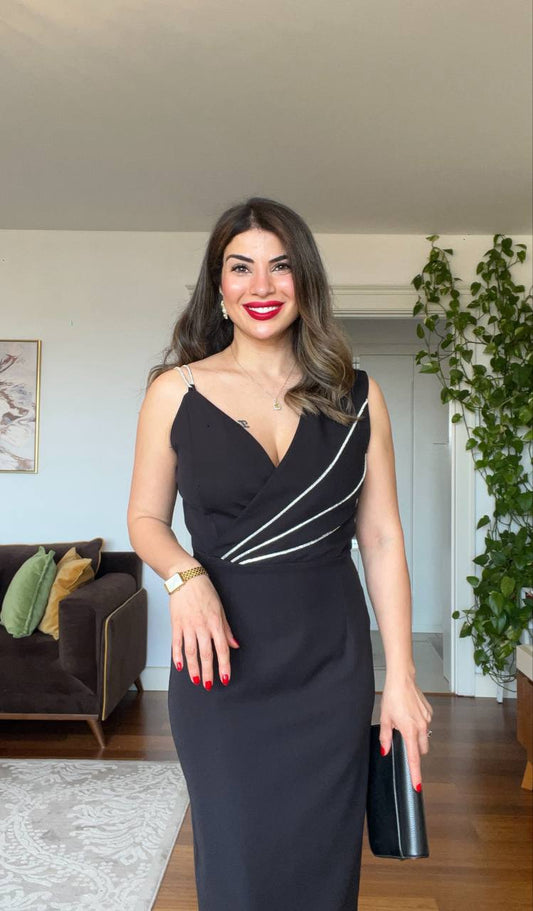 TAŞ ASKILI DRAPELİ MİDİ KALEM ELBİSE – SİYAH