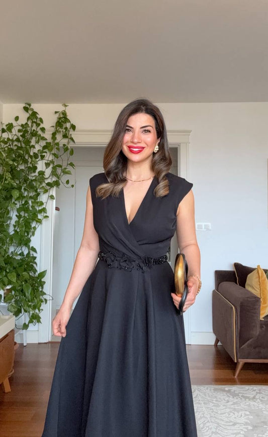 KRUVAZE YAKA ÇİÇEK AKSESUARLI MİDİ ELBİSE - SİYAH