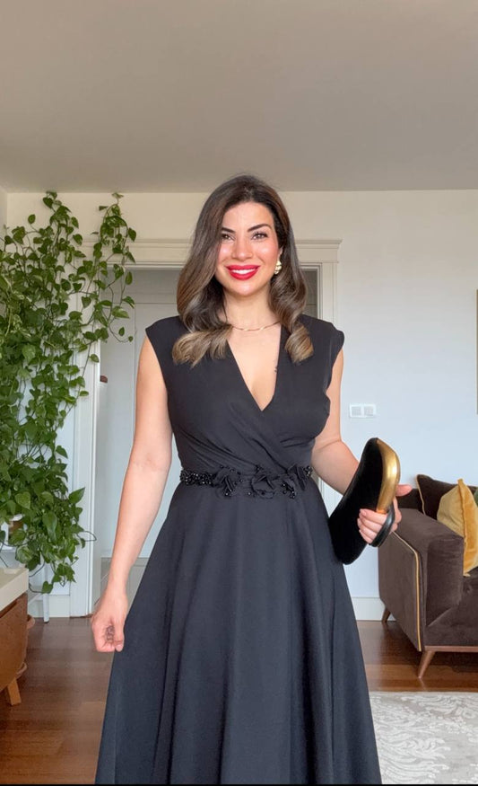 KRUVAZE YAKA ÇİÇEK AKSESUARLI MİDİ ELBİSE - SİYAH