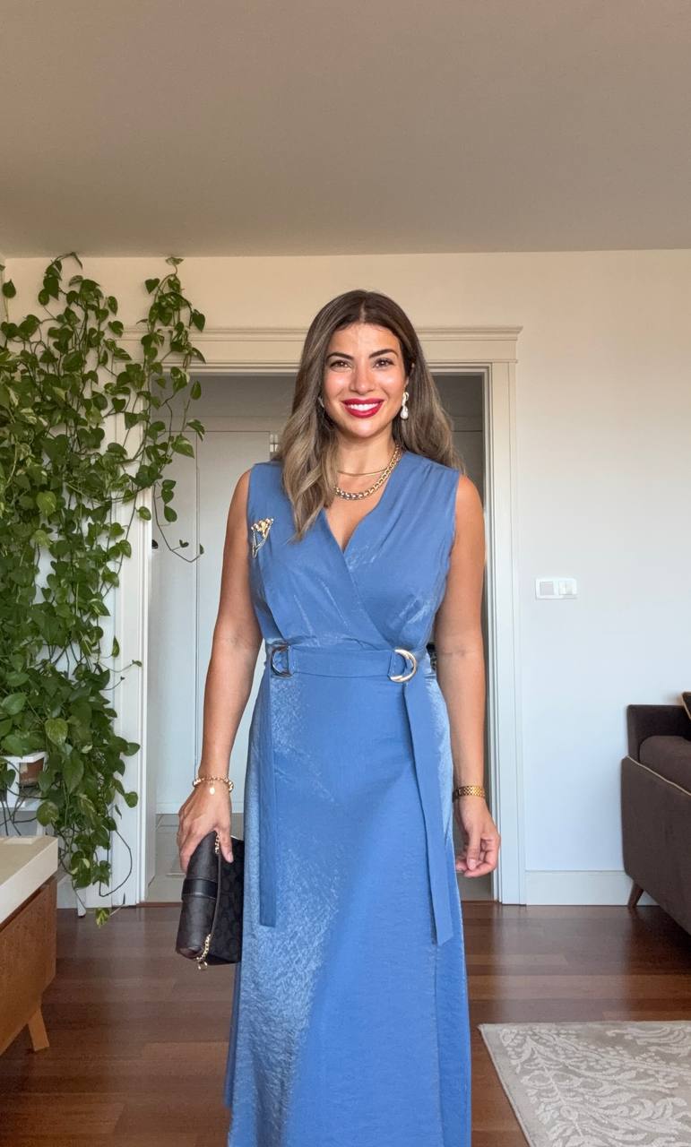 SATEN GÖRÜNÜMLÜ KEMER DETAYLI KRUVAZE ELBİSE – MAVİ