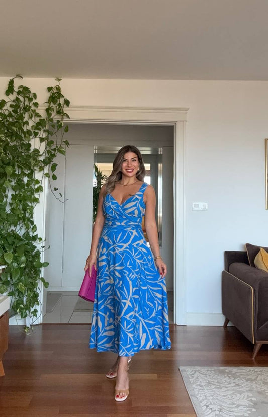 YAPRAK DESENLİ V YAKA KEMER DETAYLI ELBİSE – MAVİ & BEJ