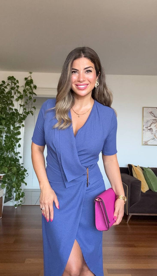 ALTIN DETAYLI KRUVAZE KESİM KISA KOLLU MİDİ ELBİSE - SAKS