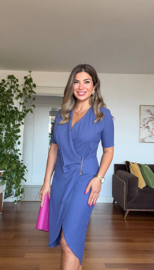 ALTIN DETAYLI KRUVAZE KESİM KISA KOLLU MİDİ ELBİSE - SAKS