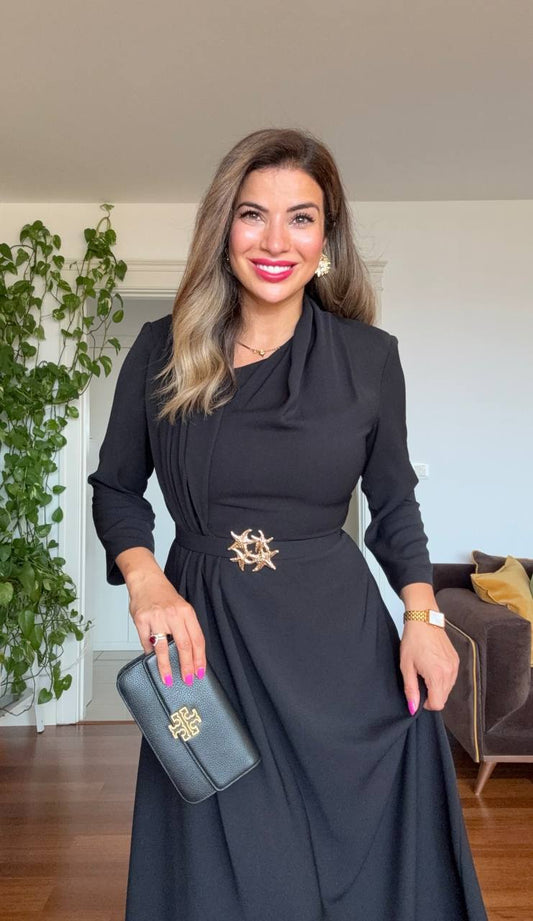 DRAPELİ BROŞ DETAYLI UZUN ELBİSE - SİYAH