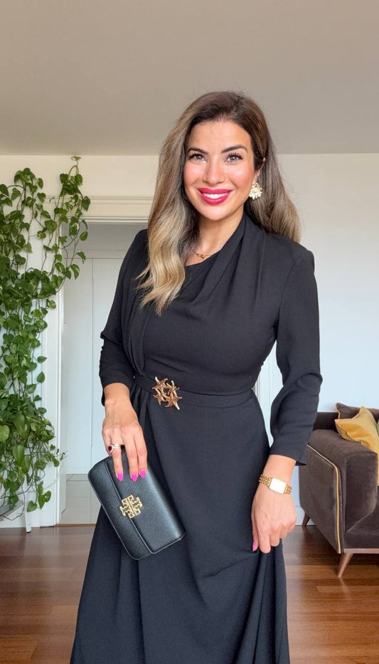 DRAPELİ BROŞ DETAYLI UZUN ELBİSE - SİYAH