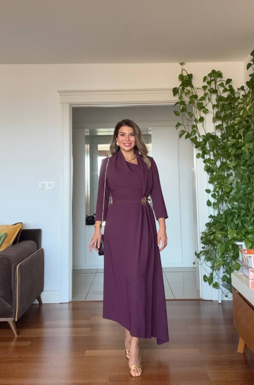 DRAPELİ BROŞ DETAYLI UZUN ELBİSE - MÜRDÜM