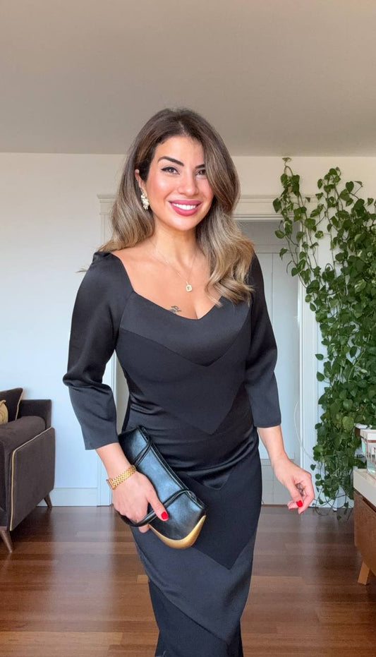 V YAKA KATLAMALI SATEN GÖRÜNÜMLÜ ELBİSE – SİYAH