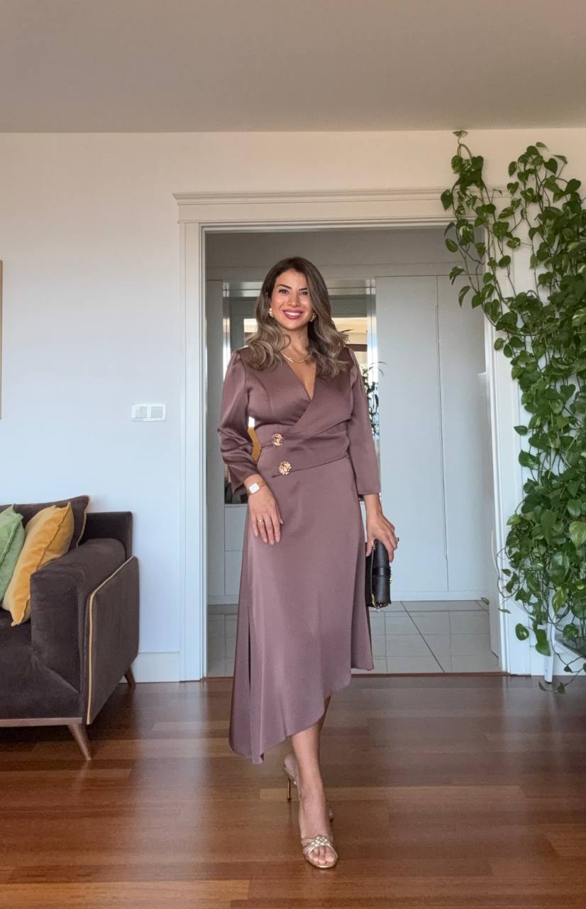 GOLD DÜĞME DETAYLI ELBİSE - LATTE MOKA