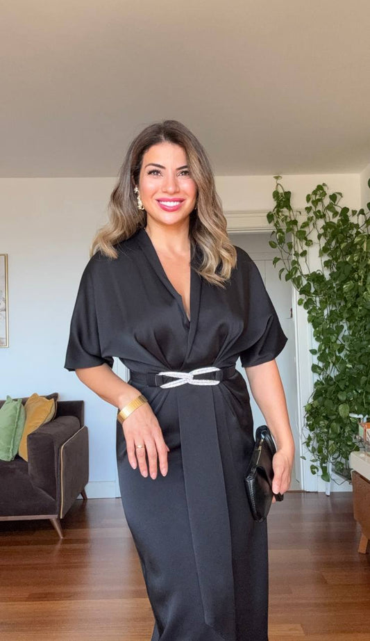 V YAKA KEMER DETAYLI SATEN ELBİSE - SİYAH