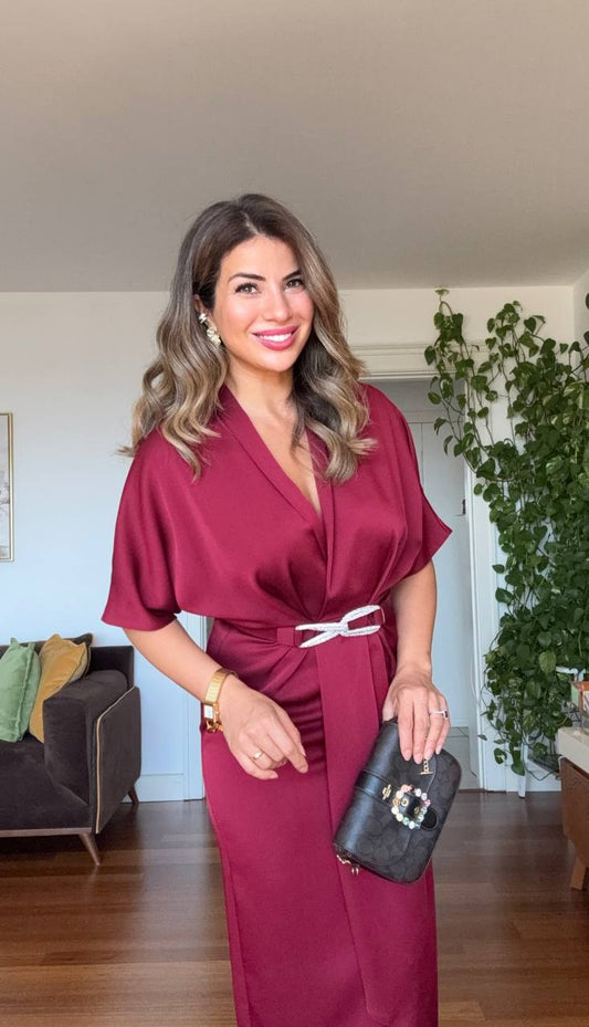 V YAKA KEMER DETAYLI SATEN ELBİSE - BORDO