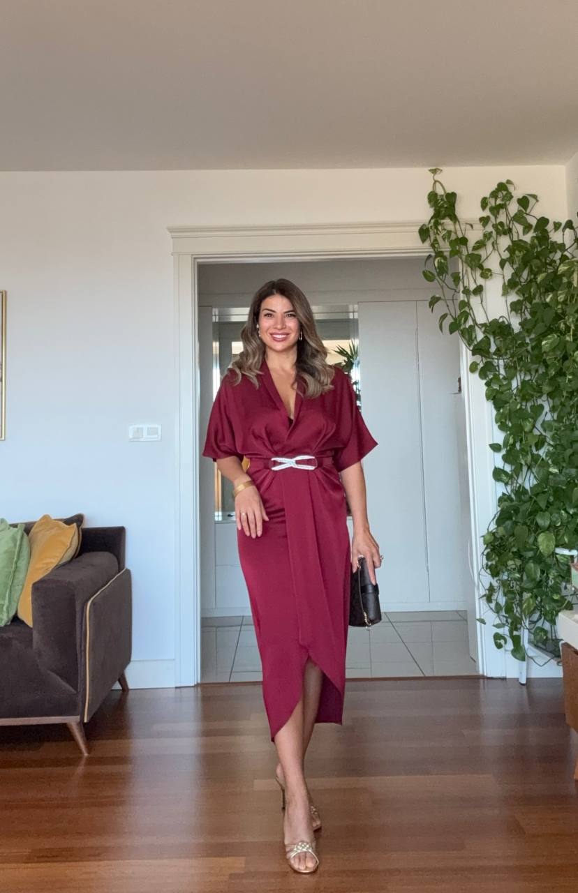 V YAKA KEMER DETAYLI SATEN ELBİSE - BORDO