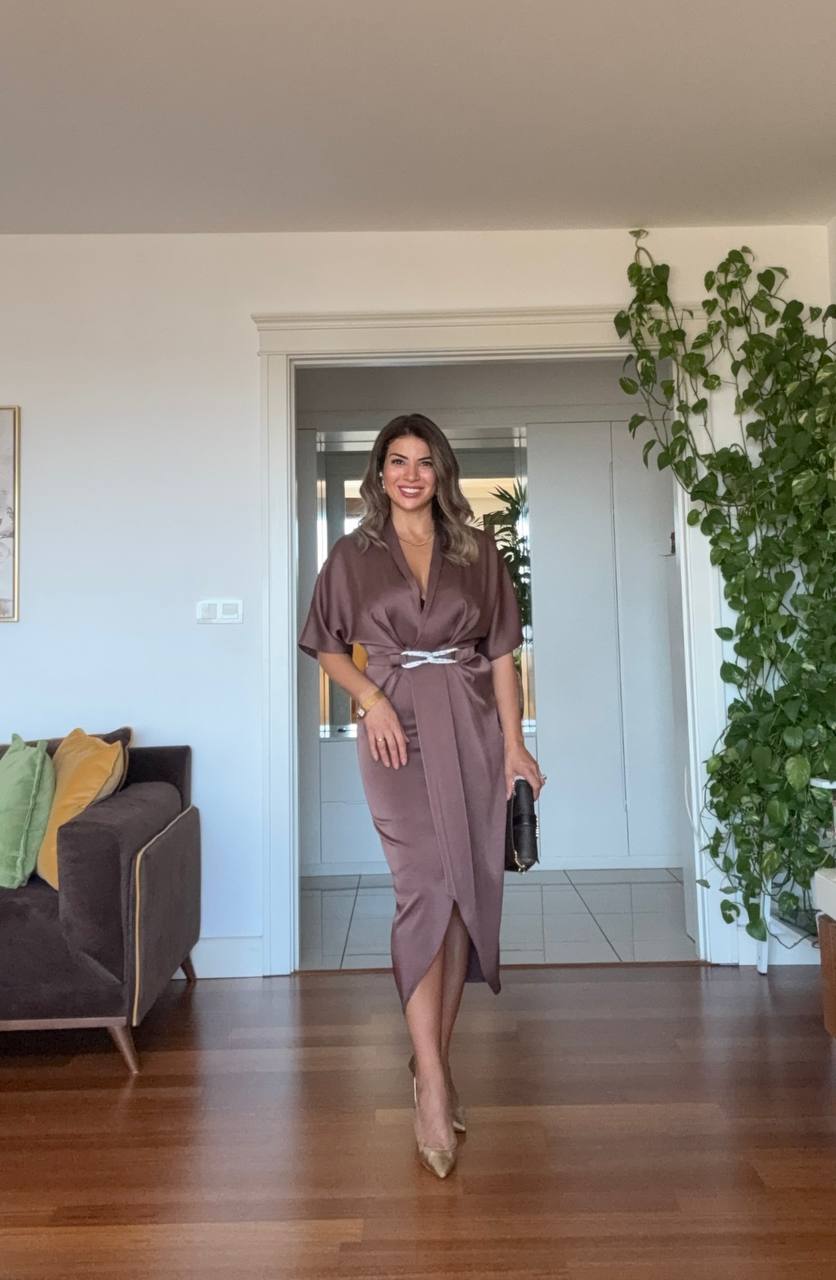 V YAKA KEMER DETAYLI SATEN ELBİSE - MOKA KAHVE