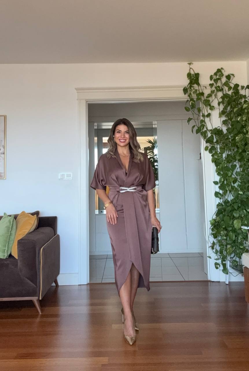 V YAKA KEMER DETAYLI SATEN ELBİSE - MOKA KAHVE
