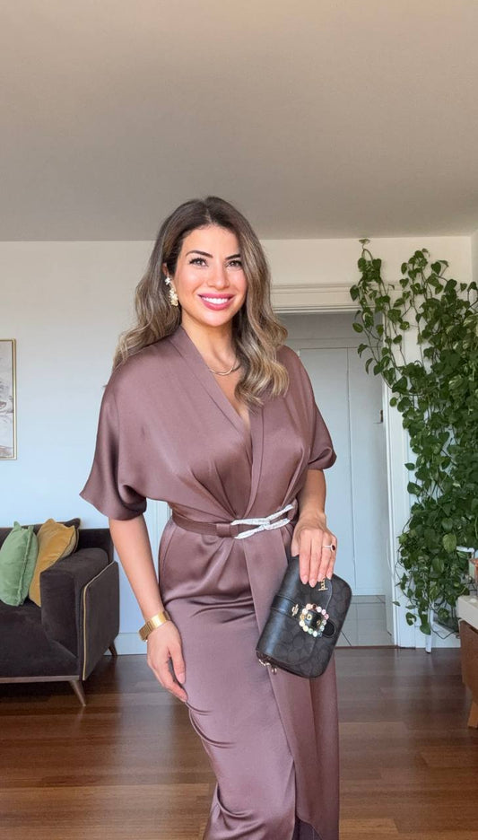 V YAKA KEMER DETAYLI SATEN ELBİSE - MOKA KAHVE