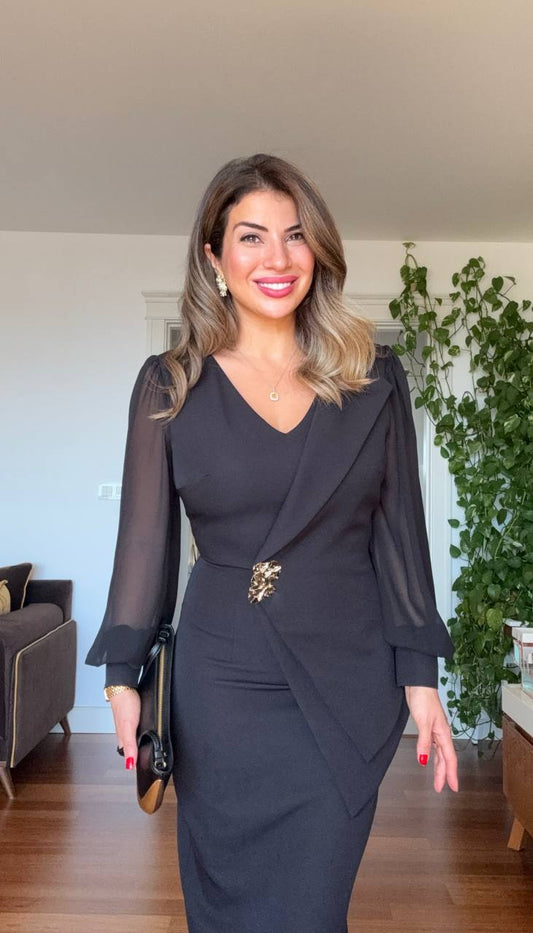 KOLU ŞİFON DETAYLI BROŞLU MİDİ ELBİSE - SİYAH