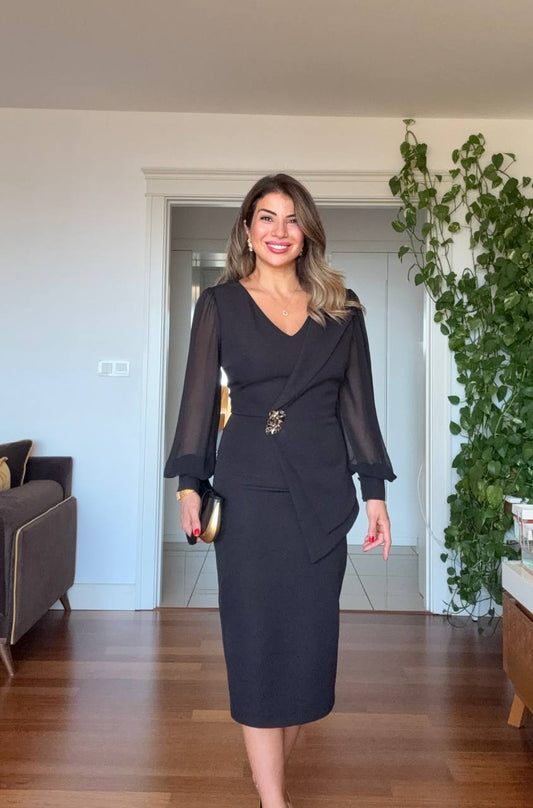 KOLU ŞİFON DETAYLI BROŞLU MİDİ ELBİSE - SİYAH