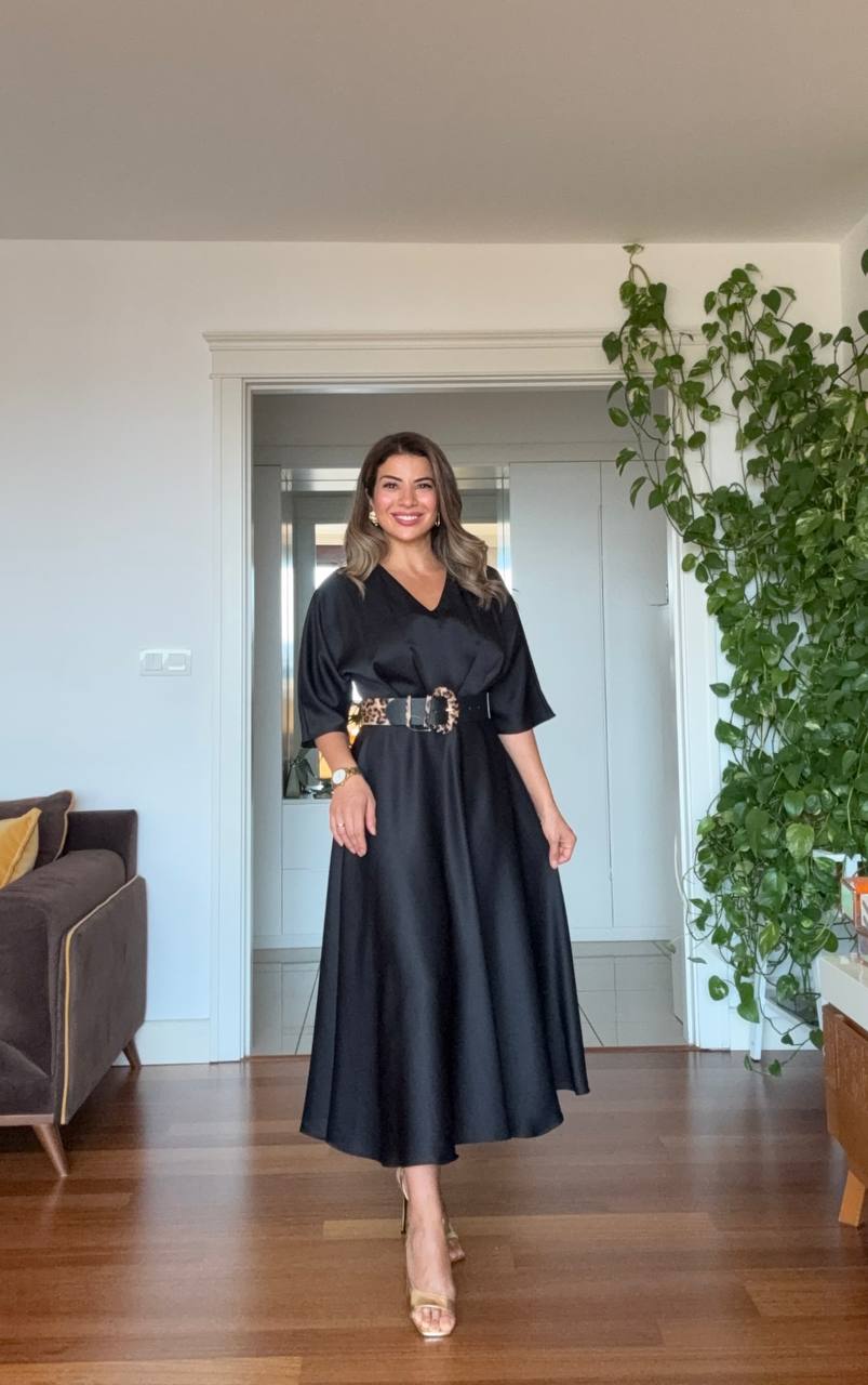 LEOPAR KEMER DETAYLI SATEN ELBİSE – SİYAH