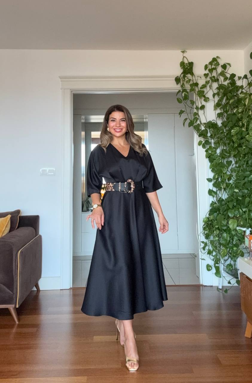 LEOPAR KEMER DETAYLI SATEN ELBİSE – SİYAH