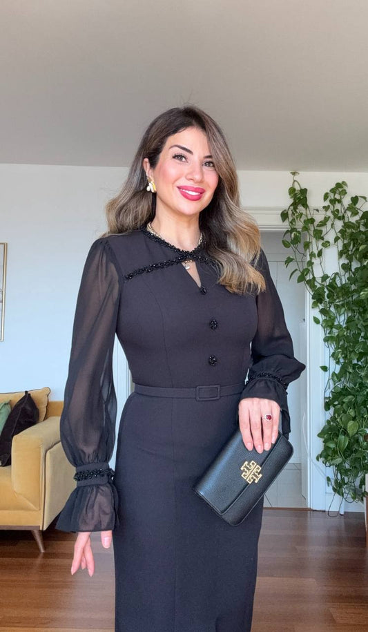 TAŞ İŞLEMELİ YIRTMAÇ DETAYLI ELBİSE - SİYAH