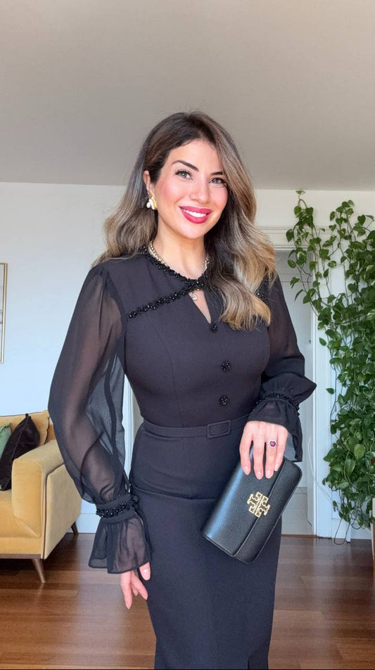 TAŞ İŞLEMELİ YIRTMAÇ DETAYLI ELBİSE - SİYAH