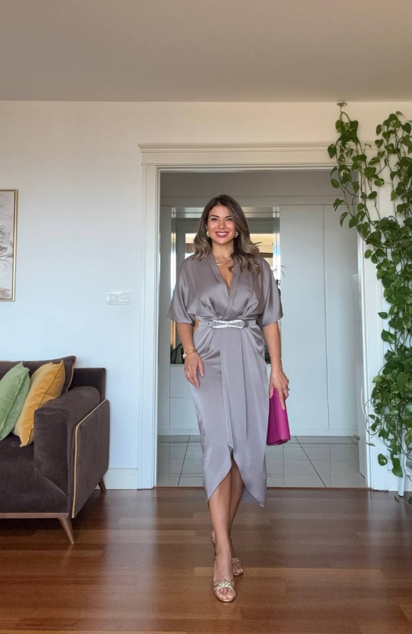 V YAKA KEMER DETAYLI SATEN ELBİSE - VİZON