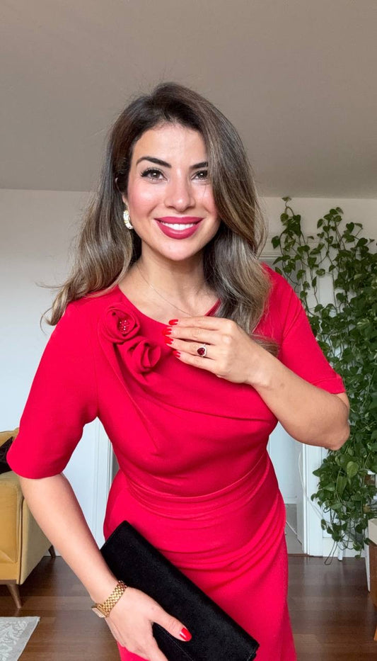 OMUZ ÇİÇEK DETAYLI KLASİK ELBİSE – KIRMIZI