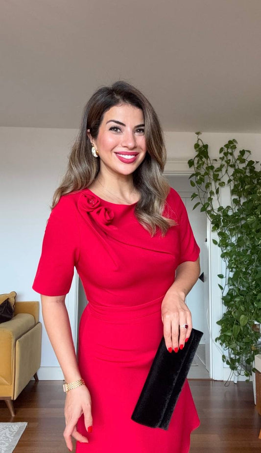 OMUZ ÇİÇEK DETAYLI KLASİK ELBİSE – KIRMIZI