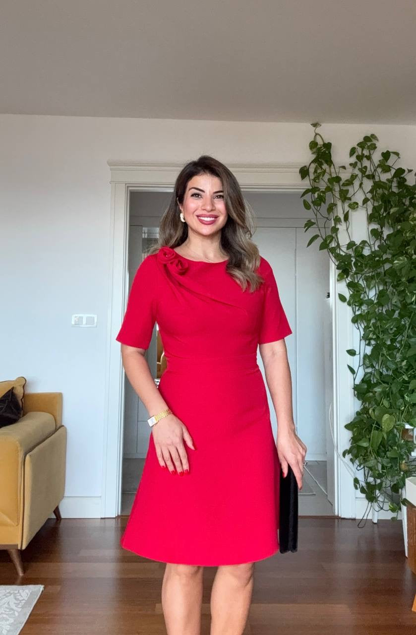 OMUZ ÇİÇEK DETAYLI KLASİK ELBİSE – KIRMIZI