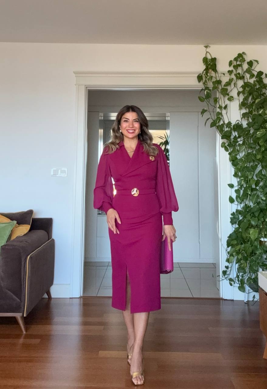 BROŞ DETAYLI ŞİFON KOL KRUVAZE MİDİ ELBİSE – MÜRDÜM