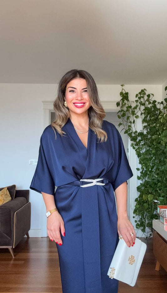 V YAKA KEMER DETAYLI SATEN ELBİSE - LACİVERT